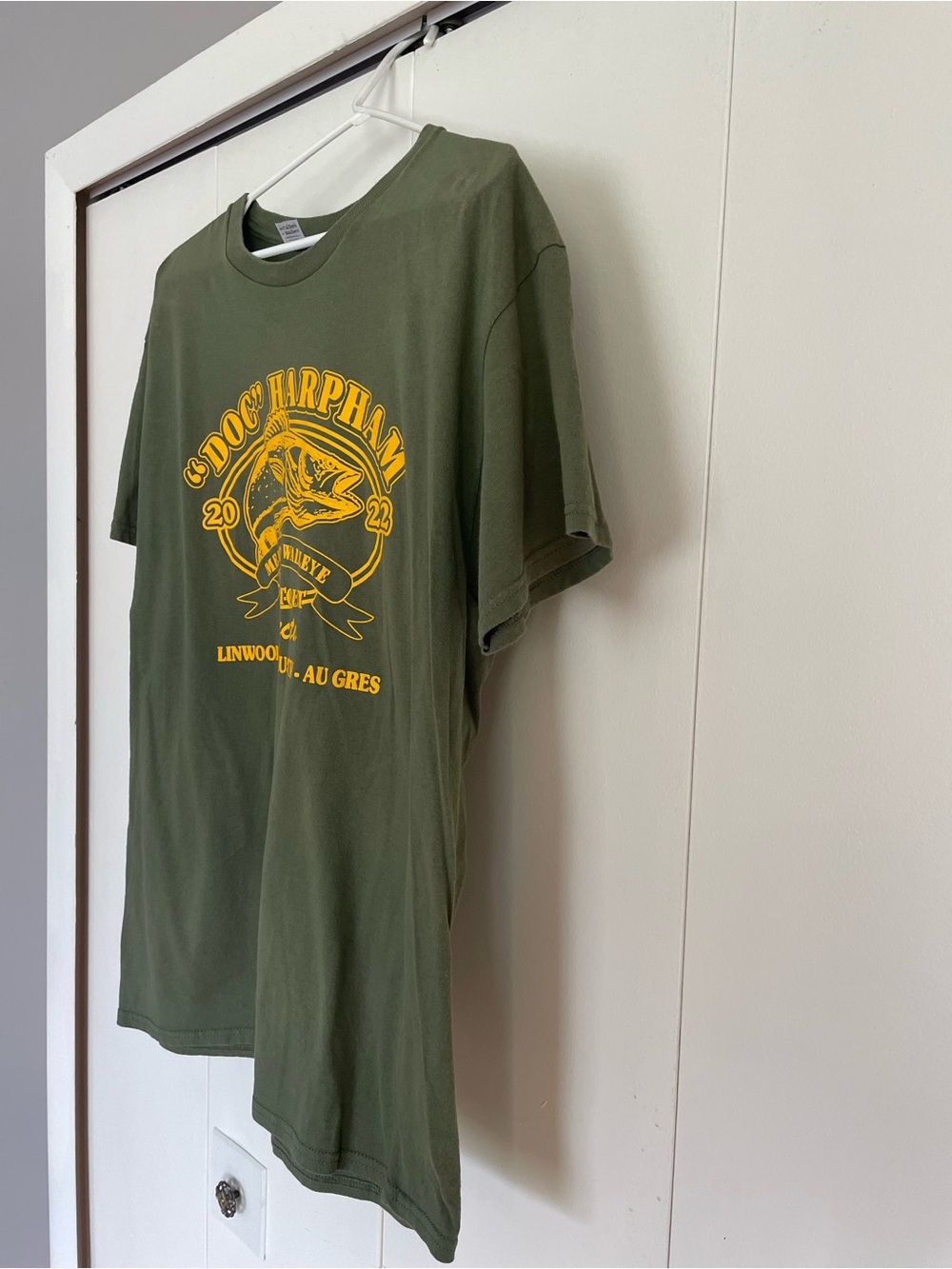 Men’s Large Gildan Olive Green Short-Sleeve Tee with Yellow Fishing Graphic - Picture 5 of 10